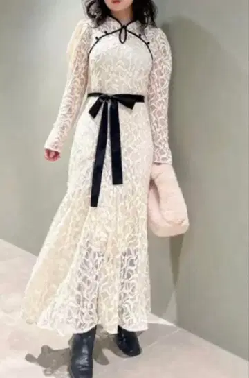 오리엔탈 레이스 차이나 원피스 벨트 고정 실이 풀려 있습니다.
