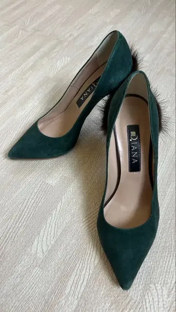 DIANA 다크 그린 퍼 하이힐