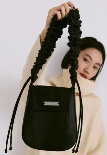 un/neu 개더 핸들 새틴 플랩 백 숄더백 블랙