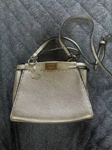 실버 가죽 핸드백