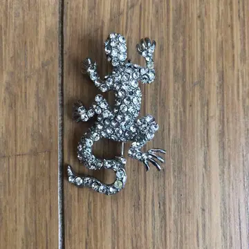 에네스베 크리스탈 장식 도마뱀 브로치