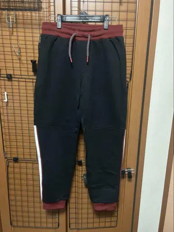 Armani Exchange 조거 팬츠 블랙/버건디