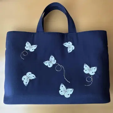 세븐틴 나비 자수 네이비 토트백