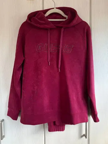 GUESS 버건디 후드 부착 후드티