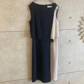 비대칭 디자인 드레스 네이비 x 베이지