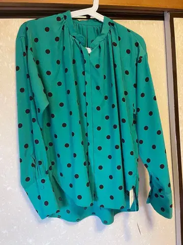 터콰이즈 도트 무늬 긴팔 셔츠