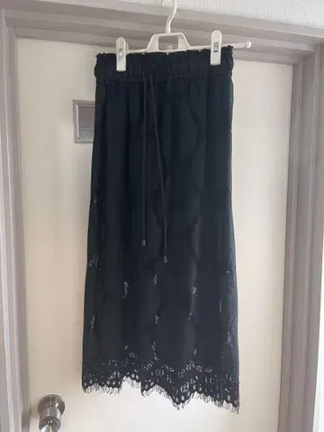 레이스 포함 블랙 미디 스커트 봄/여름