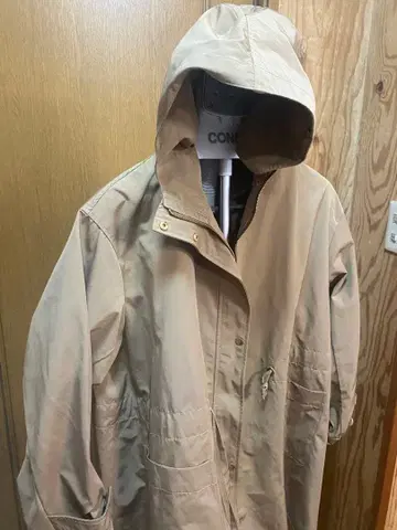 베이지색 마운틴 파카 포켓 2개 후드 부착