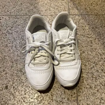 Reebok 화이트 스니커즈