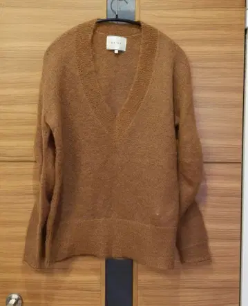 BEIGE, 브라운 V넥 니트 긴팔