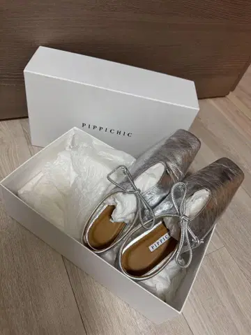 새상품급 PIPPICHIC AMBER COCO 실버 플랫슈즈 23
