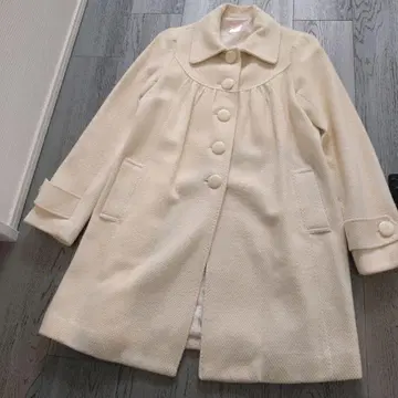 크림색 롱 코트