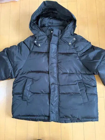 후드 부착 블랙 윈터 자켓