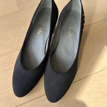 블랙스톤 장식 펌프스