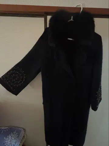 퍼 장식 블랙 롱 코트