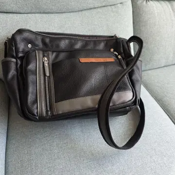 블랙 합성 피혁 숄더백