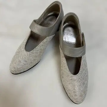 beaufort 아몬드 토 슬림 레그 스트랩 펌프스 레이스 멜리 제인