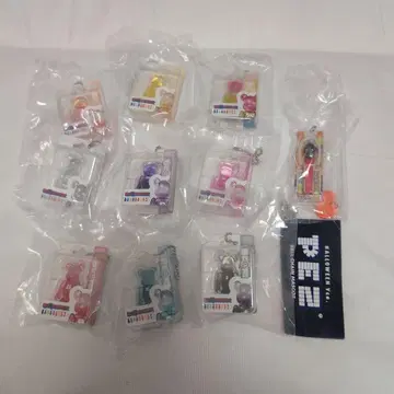 베어브릭 가챠와 할로윈 페즈 가챠의 세트