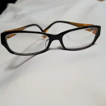 블랙 프레임 스퀘어형 안경