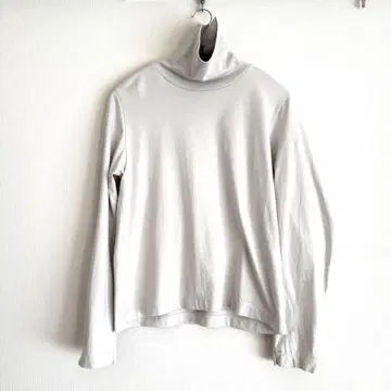 라이트 그레이 긴팔 티셔츠