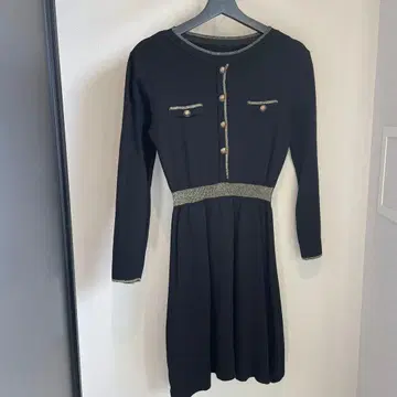 버튼 달린 포켓 니트 원피스 블랙