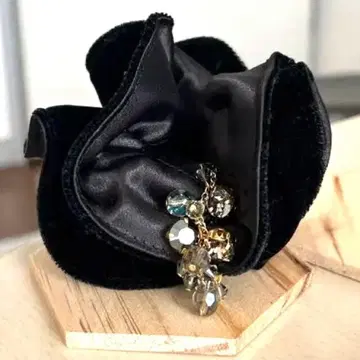 레인로드 스와로브스키 참 부착 벨벳 스크런치