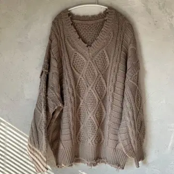 스모키 그레이 V넥 케이블 짜임 니트 데미지