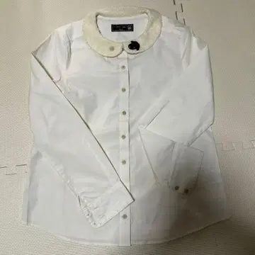 화이트 퍼가 달린 옷깃 셔츠