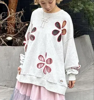 HELLO.SANFRANCISCO 플라워 컷 아웃 오버 맨투맨