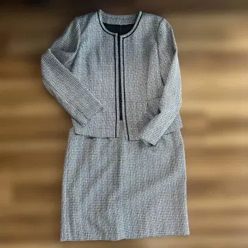 체크 무늬 노카라 스커트 수트