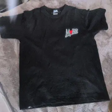 MOBB 블랙 T셔츠 하트 디자인