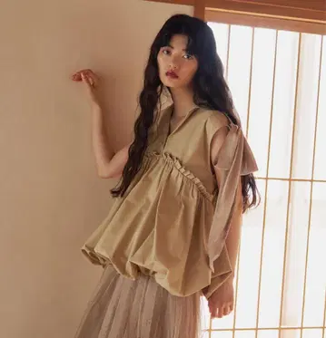 Poppy 베이지 프릴 벌룬 베스트