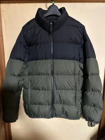 유니클로 UNIQLO 울트라 라이트 다운 자켓 카키 x 블랙 사이즈 M