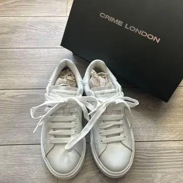 정가 36,300엔 CRIME LONDON 화이트 스니커즈