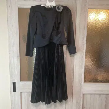 블랙 원피스 슈트 (긴팔 플리츠)