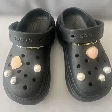 크록스 클로그 샌들 통굽 블랙 펄 장식