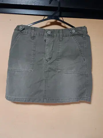 카키 미니 스커트 앞뒤 포켓 부착