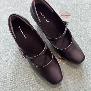 RERUCA 블랙 스트랩 펌프스