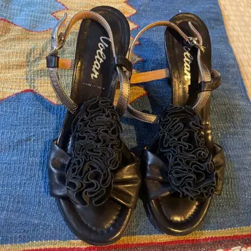 Voltan Italy 프릴 디자인 블랙 샌들