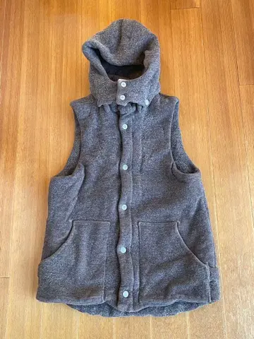 오귀스트 프레젠테이션 후드 부착 울 베스트