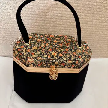 팔각형 꽃무늬 일본 의류용 가방, 블랙과 꽃무늬