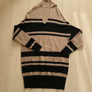 Me 베이지와 블랙 스트라이프 V넥 니트