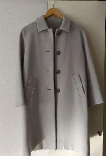 라이트 그레이 코트 라운드 칼라 버튼