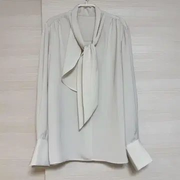 Noble 노블 로얄 새틴 보타이 블라우스 내추럴 아이보리