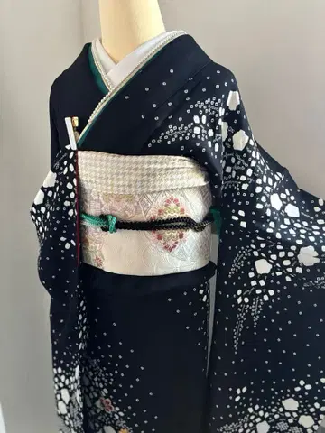 블랙 베이스에 조임과 금 부품 자수가 들어간 후리소데 모노톤 톨 사이즈