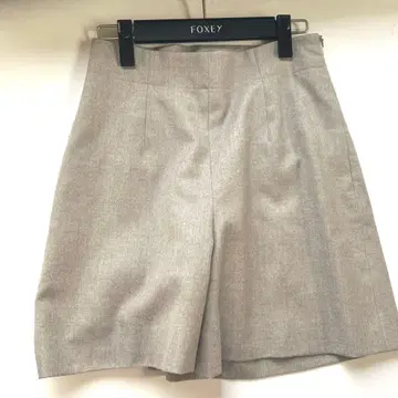 FOXEY 베이지 울 하이웨스트 숏팬츠 사이즈 38
