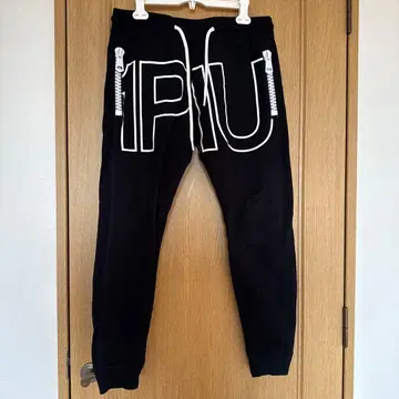 1PIU1UGUALE3 RELAX 지퍼 디자인 로고 스웨트 팬츠