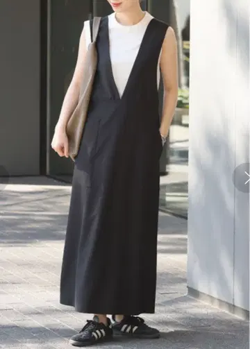 2024SS 인기 완판 저널 스탠다드 V넥 빅 포켓 원피스