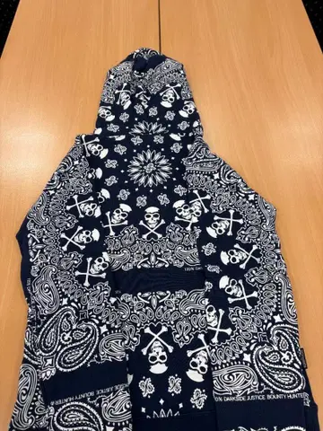 BOUNTY HUNTER 스컬 반다나 패턴 후드티