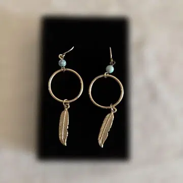 깃털 모티브 후프 귀걸이